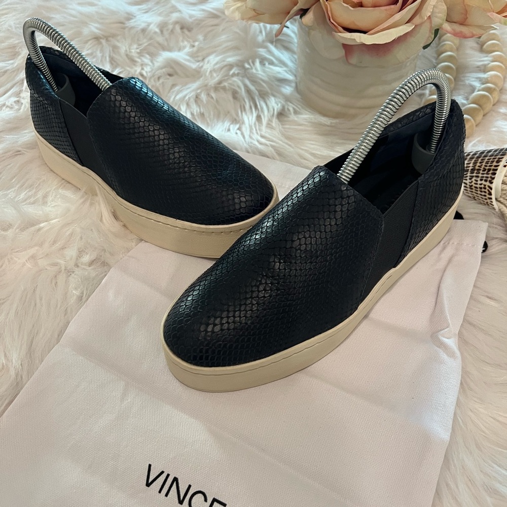 ❤️VINCE Warren Navy leather platform croc sneakers Womens size 7/EU37.5 EUC